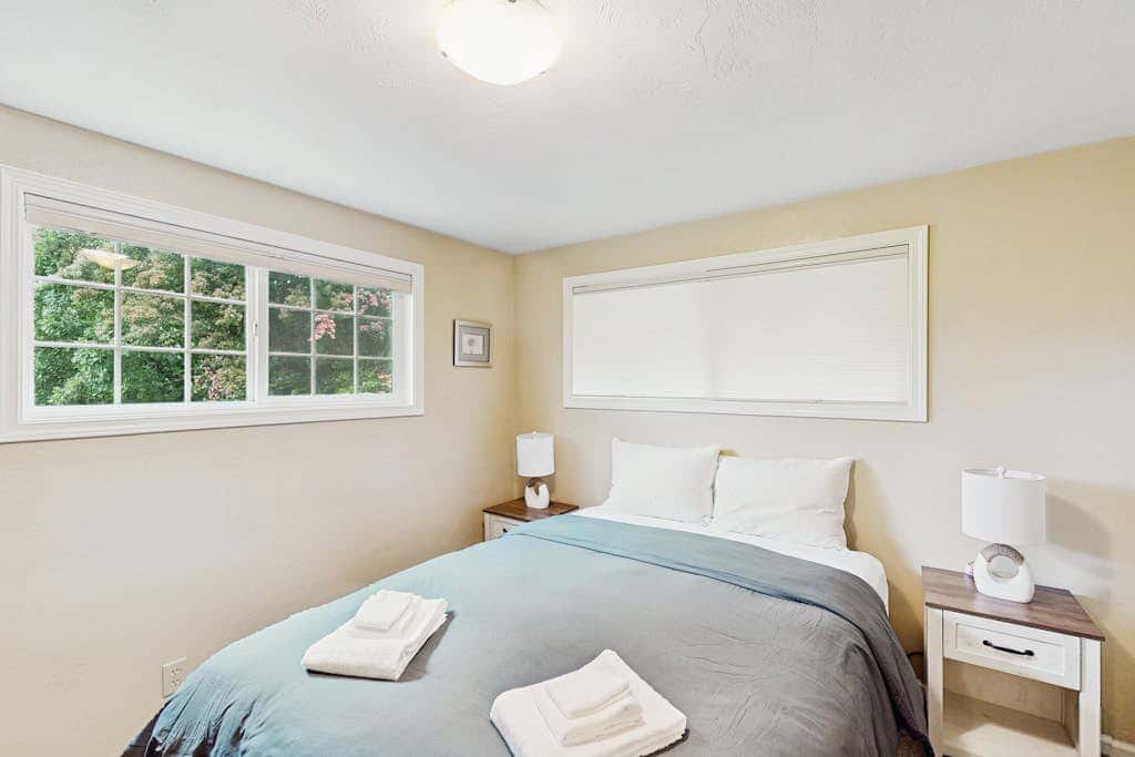 Upper level of duplex with a large deck & mountain view - dog friendly for 1 dog