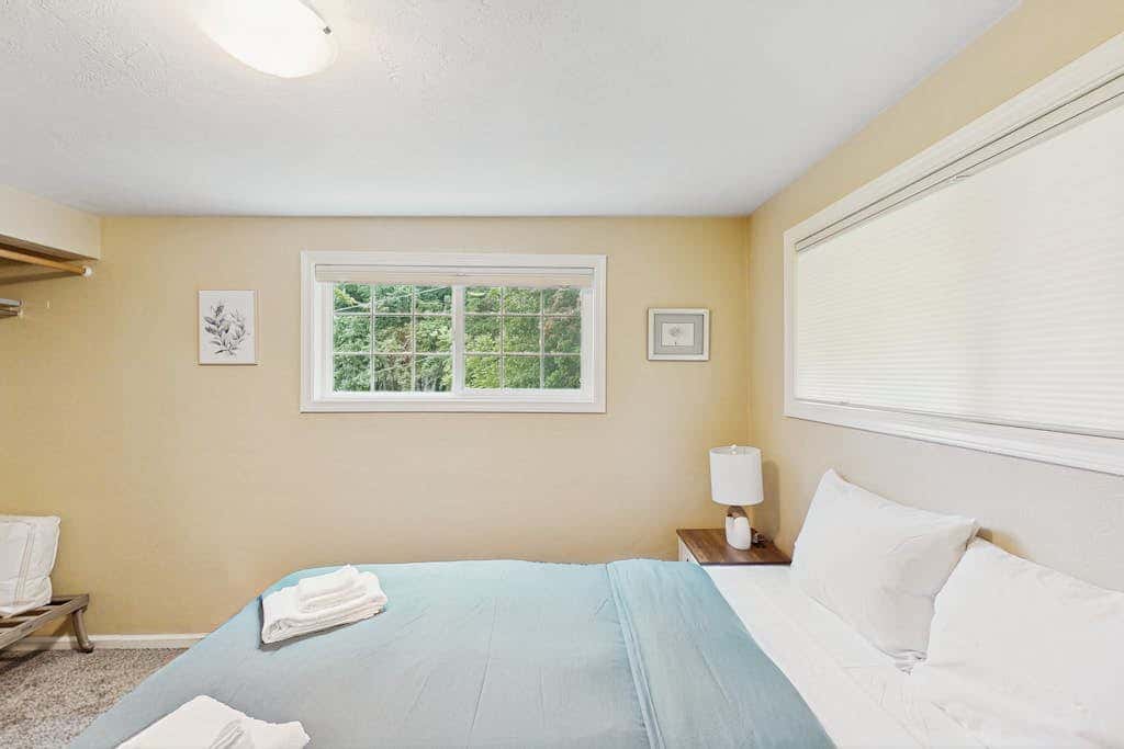 Upper level of duplex with a large deck & mountain view - dog friendly for 1 dog