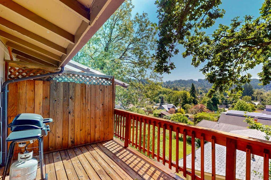 Upper level of duplex with a large deck & mountain view - dog friendly for 1 dog