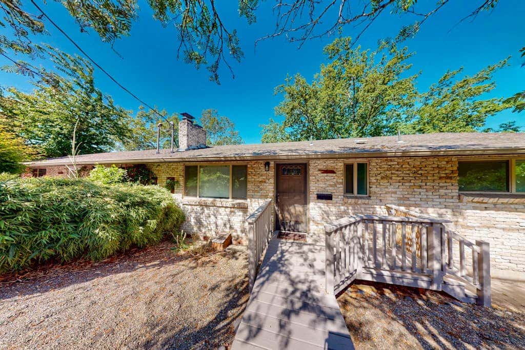 Upper level of duplex with a large deck & mountain view - dog friendly for 1 dog