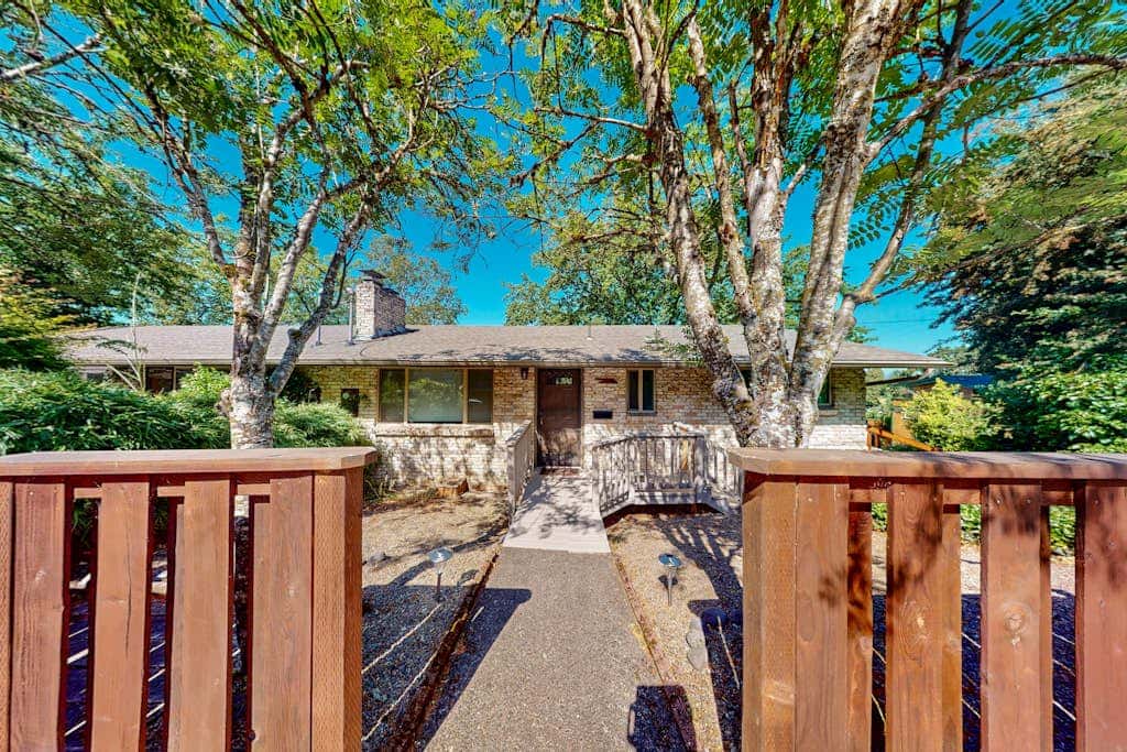 Upper level of duplex with a large deck & mountain view - dog friendly for 1 dog