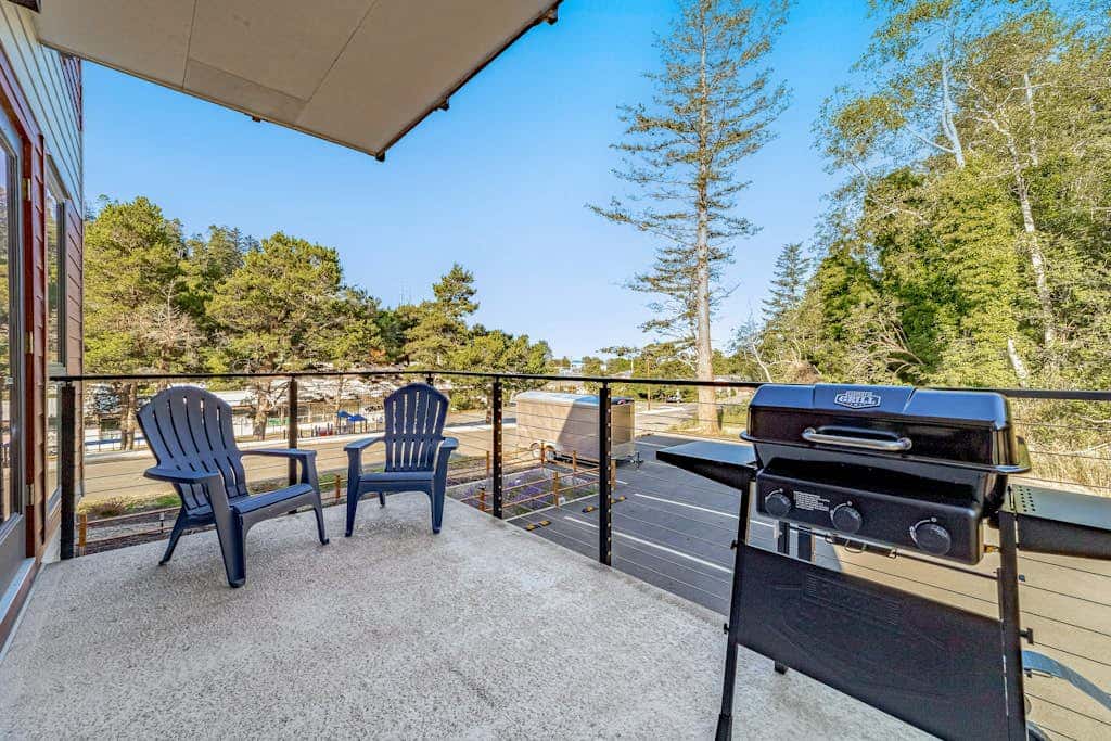 Sunny apartments with fireplace, partial ocean views, washer&dryer, grill & AC