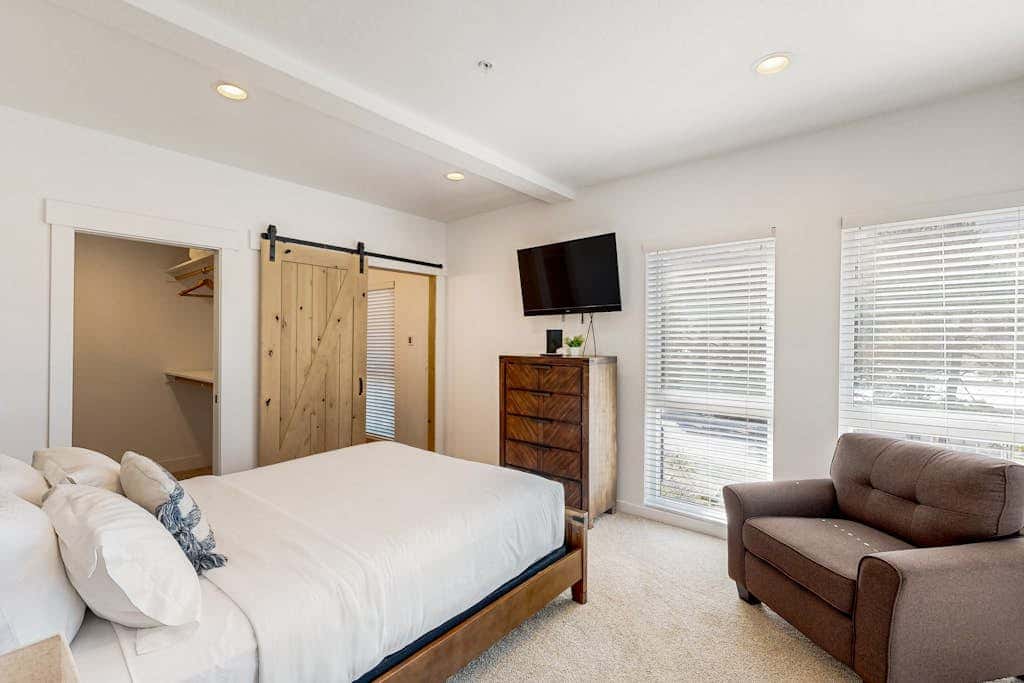 Sunny apartments with fireplace, partial ocean views, washer&dryer, grill & AC