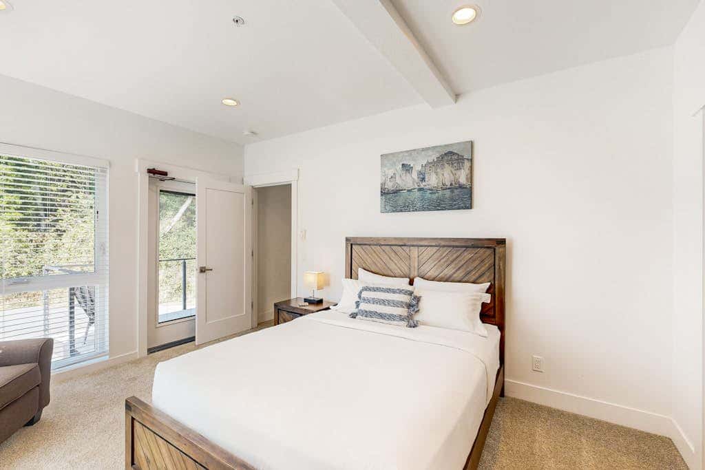 Sunny apartments with fireplace, partial ocean views, washer&dryer, grill & AC