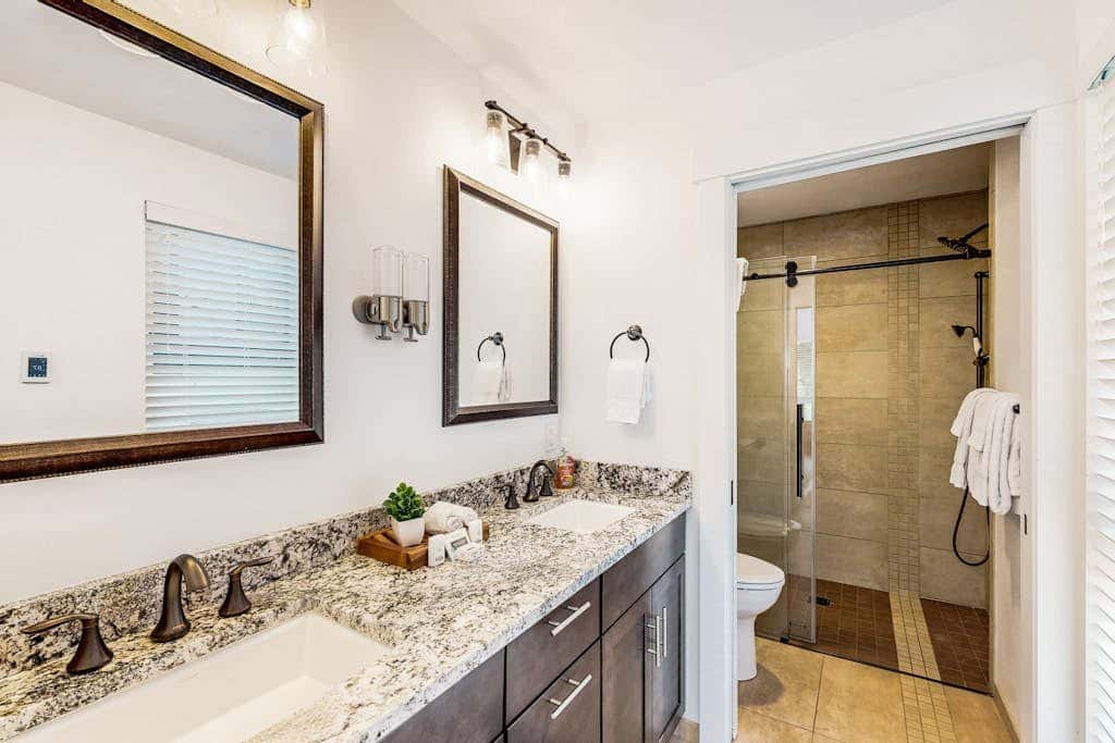 Sunny apartments with fireplace, partial ocean views, washer&dryer, grill & AC