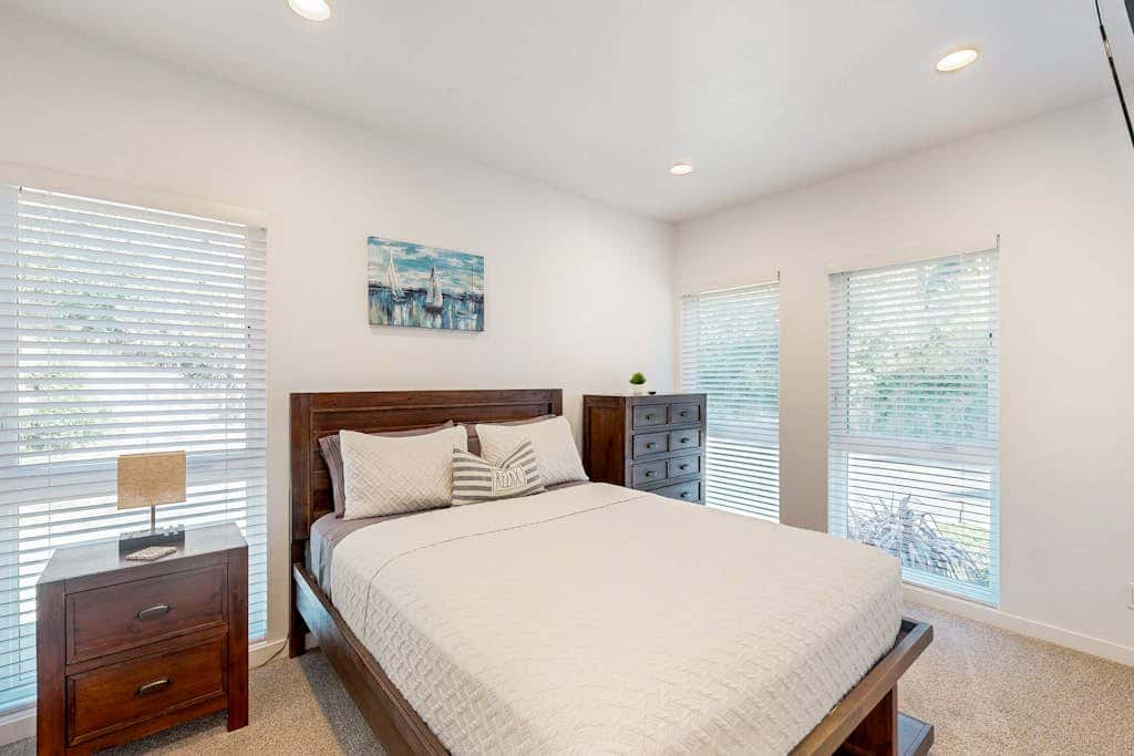 Sunny apartments with fireplace, partial ocean views, washer&dryer, grill & AC
