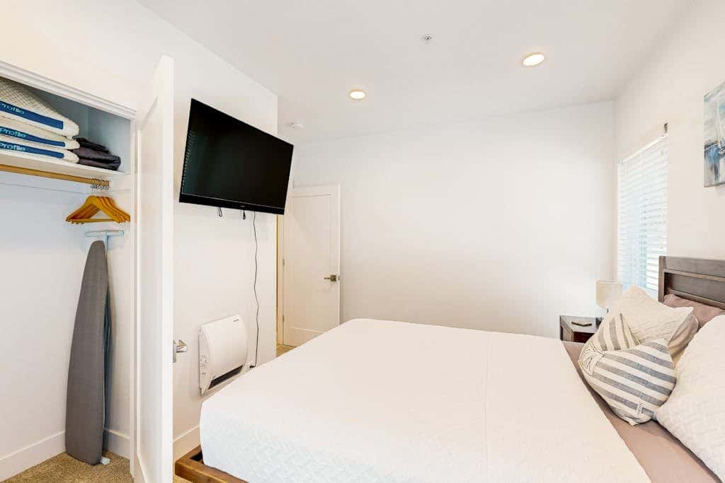 Sunny apartments with fireplace, partial ocean views, washer&dryer, grill & AC