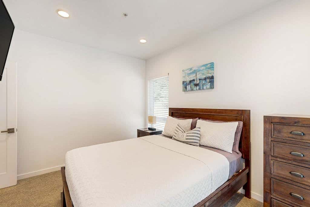Sunny apartments with fireplace, partial ocean views, washer&dryer, grill & AC