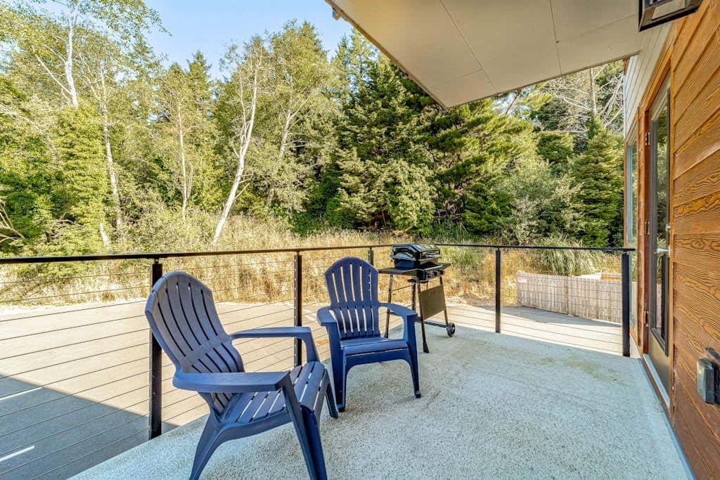 Sunny apartments with fireplace, partial ocean views, washer&dryer, grill & AC