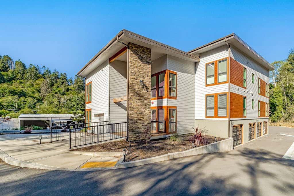 Sunny apartments with fireplace, partial ocean views, washer&dryer, grill & AC