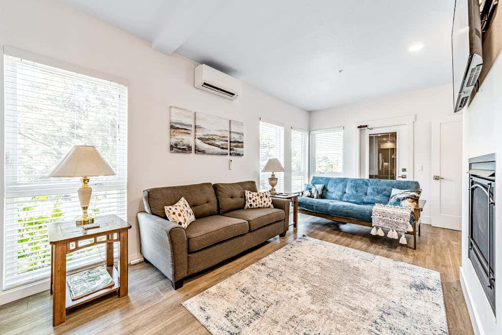 Sunny apartments with fireplace, partial ocean views, washer&dryer, grill & AC
