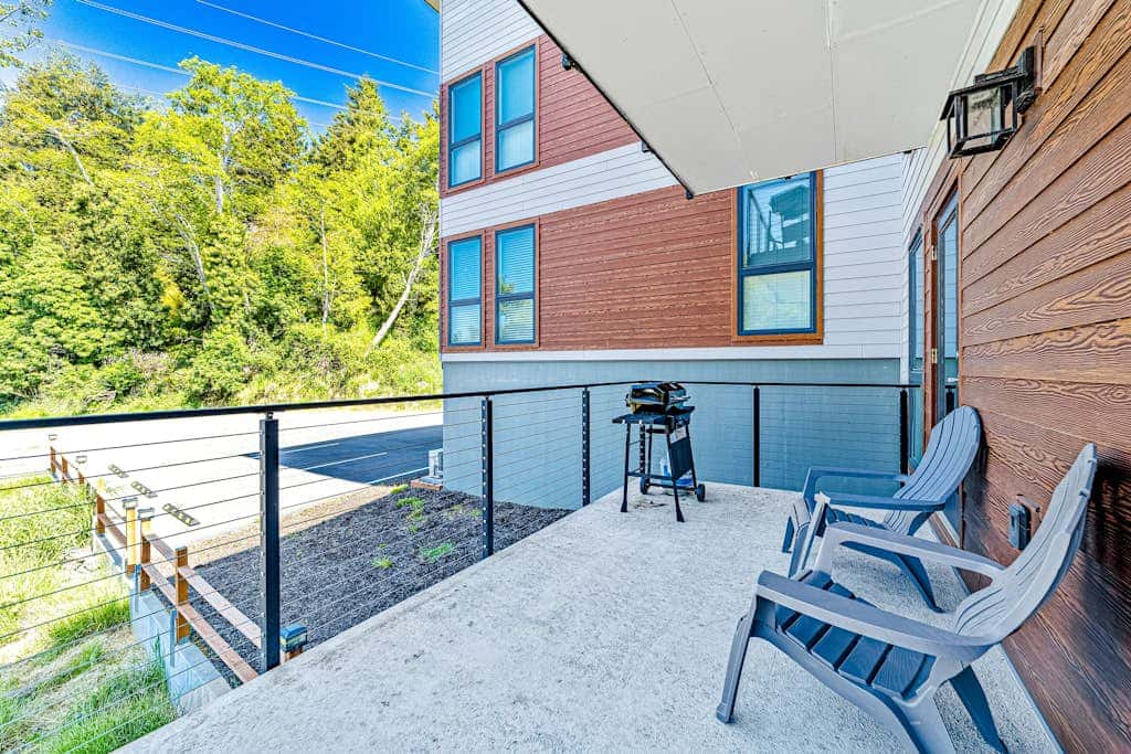 Sunny apartments with fireplace, partial ocean views, washer&dryer, grill & AC