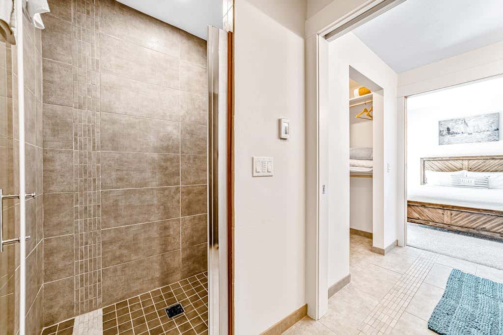 Sunny apartments with fireplace, partial ocean views, washer&dryer, grill & AC