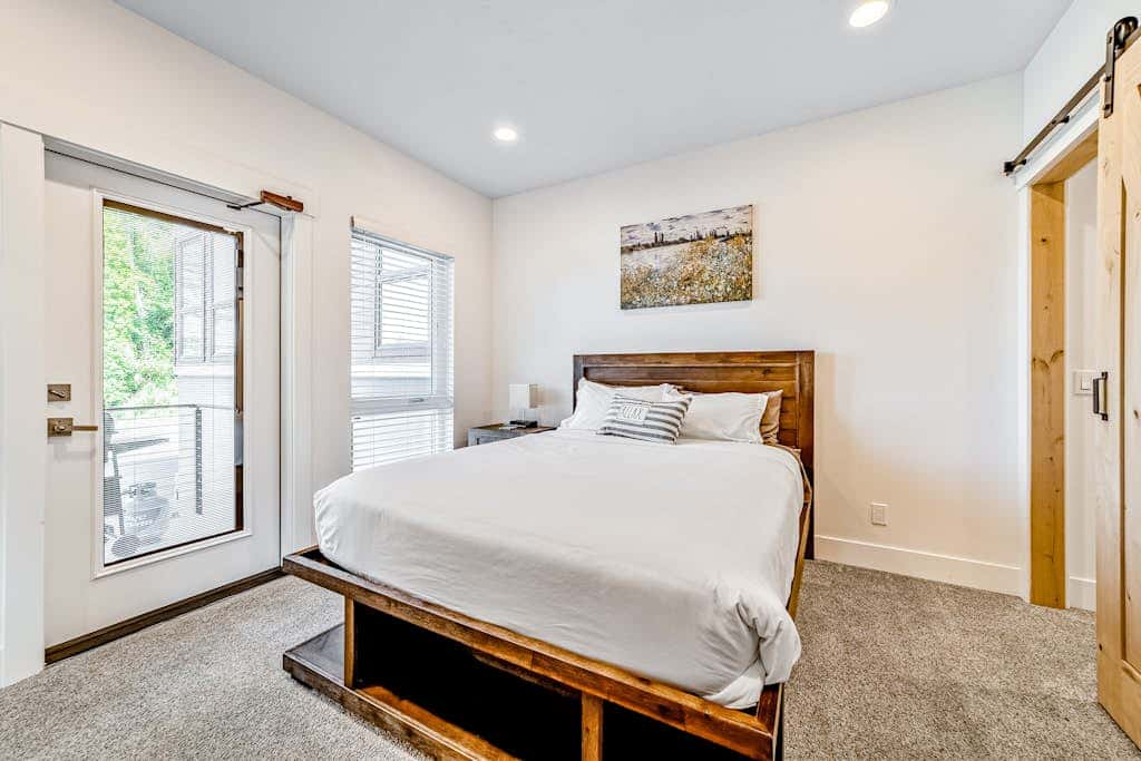 Sunny apartments with fireplace, partial ocean views, washer&dryer, grill & AC