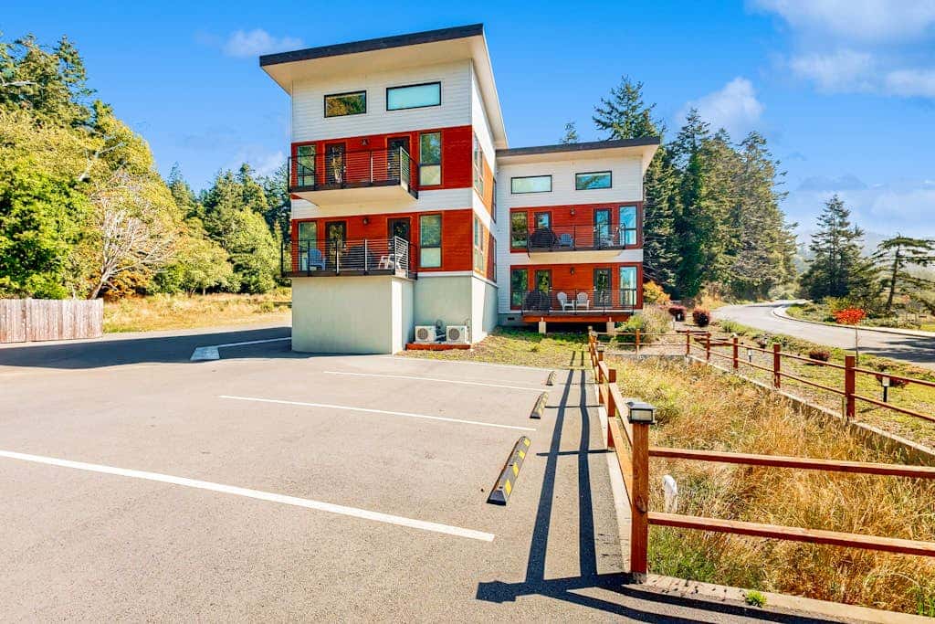 Sunny apartments with fireplace, partial ocean views, washer&dryer, grill & AC
