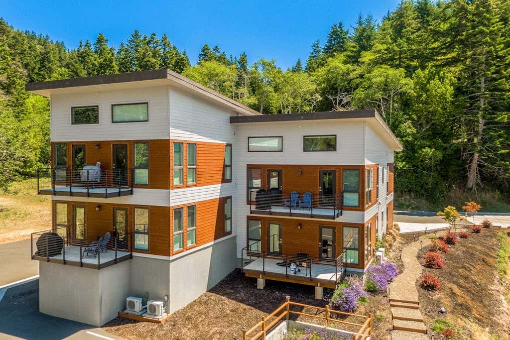 Sunny apartments with fireplace, partial ocean views, washer&dryer, grill & AC