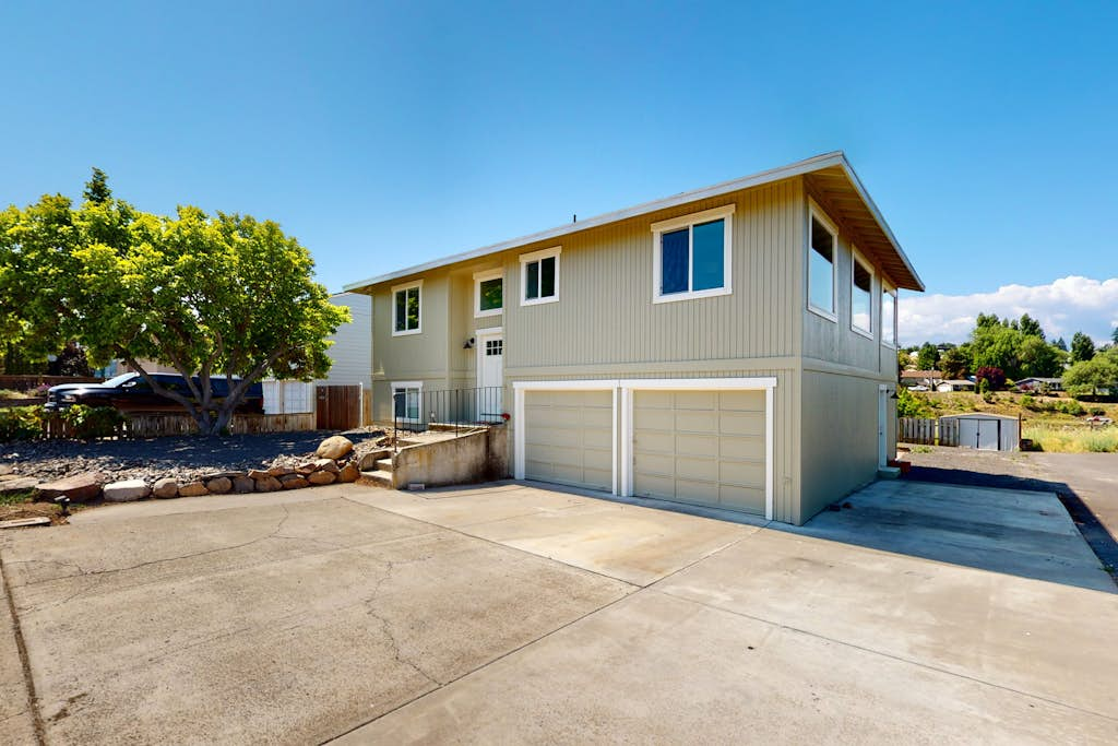 Renovated home with panoramic river view, patio & AC