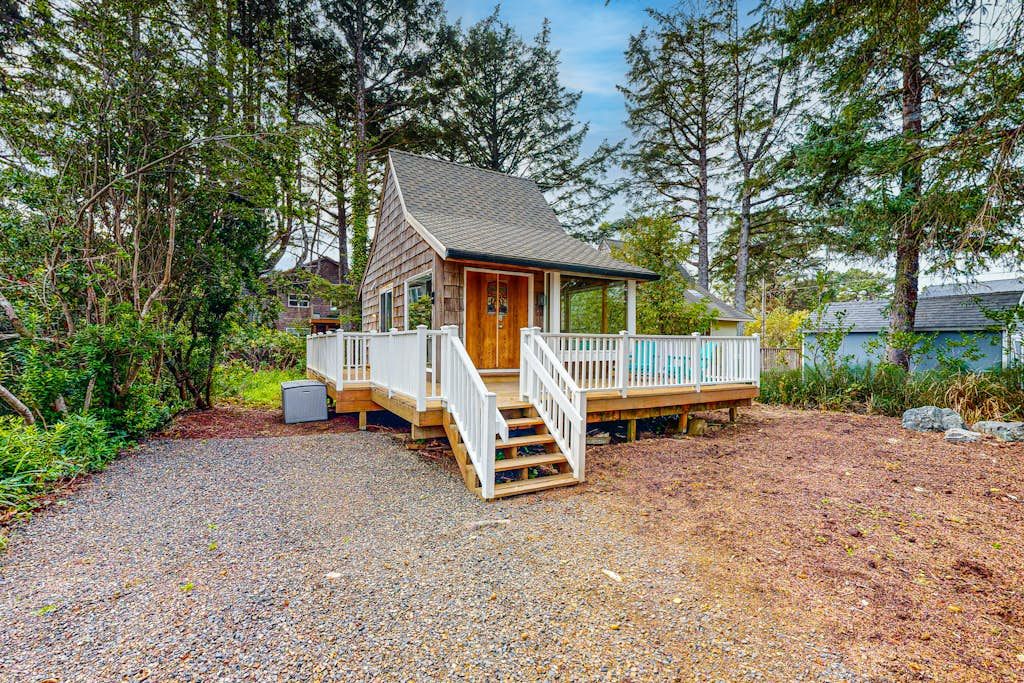 Cozy home with loft, steps to ocean, with workspace and streaming