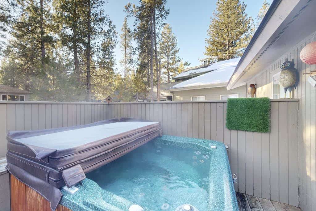 Serene home with deck, private hot tub, shared pool - plus 8 SHARC passes
