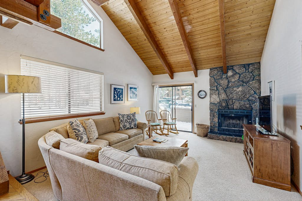 Inviting condo with private sauna & wonderful shared amenities