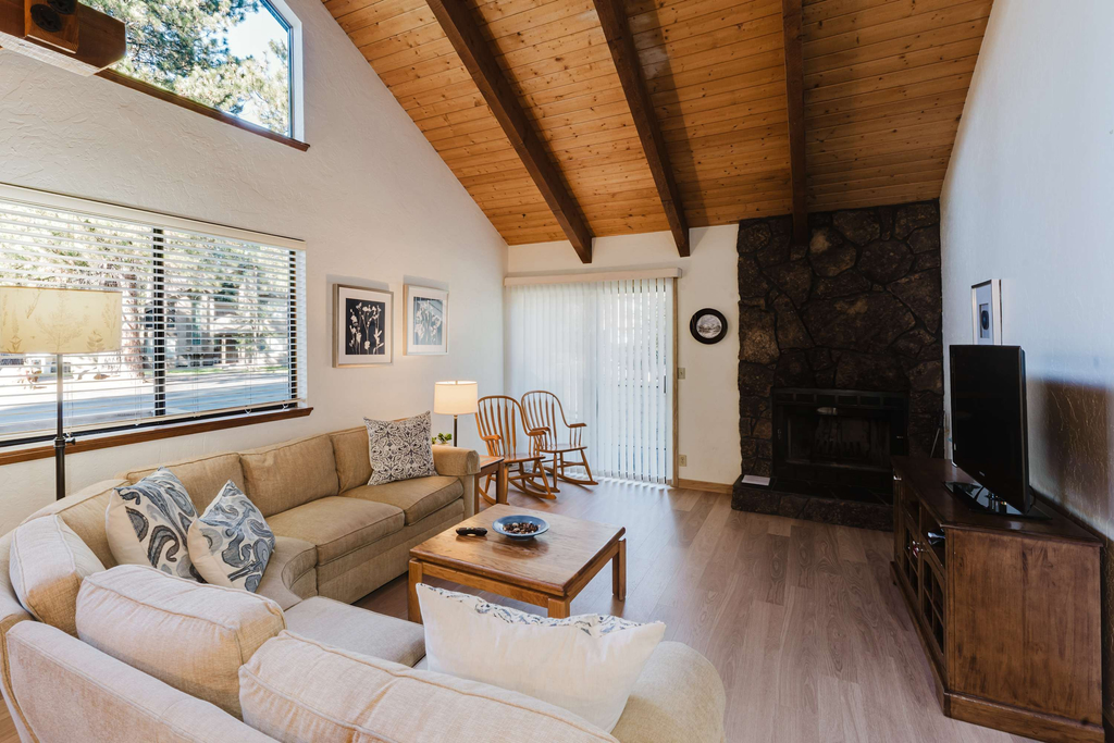 Inviting condo with private sauna & wonderful shared amenities