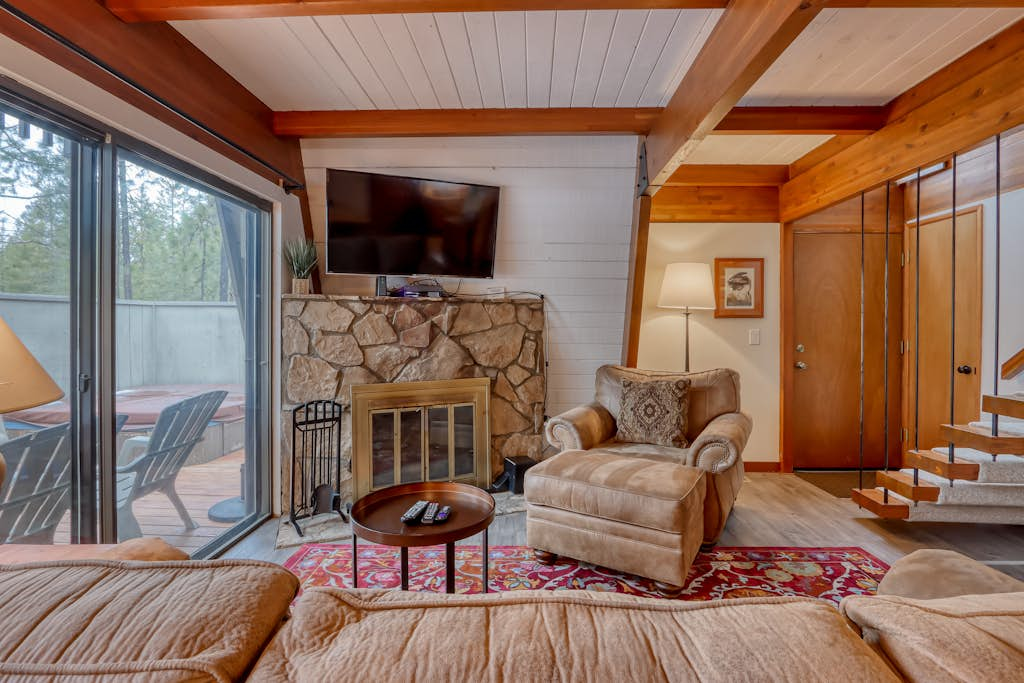 Cozy Family Cabin with Hot Tub, Bikes, Dog-Friendly, Free WIFI with SHARC passes