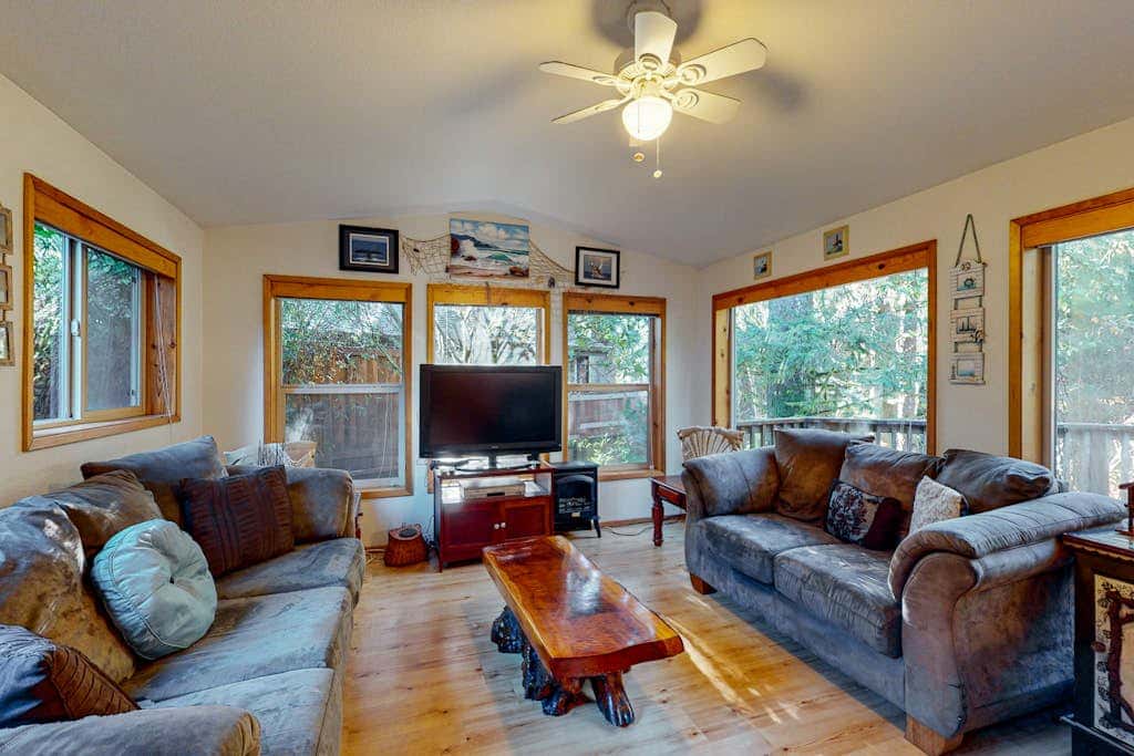 Beautiful coastal cabin with private hot tub, gas grill & scenic deck space