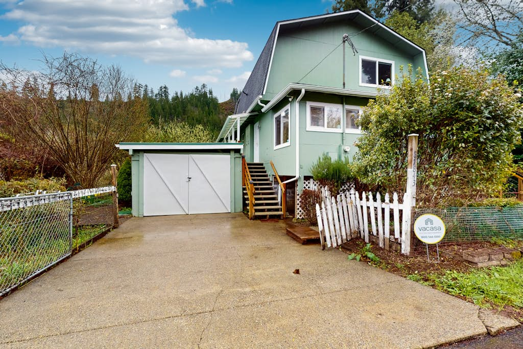 Charming home on the Siuslaw River with a fire pit, WiFi, & W&D