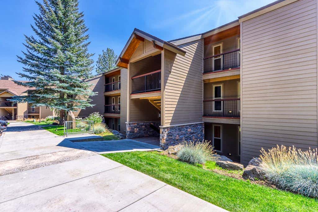 Third-floor retreat with treetop views, AC, pools, hot tubs, & sports courts