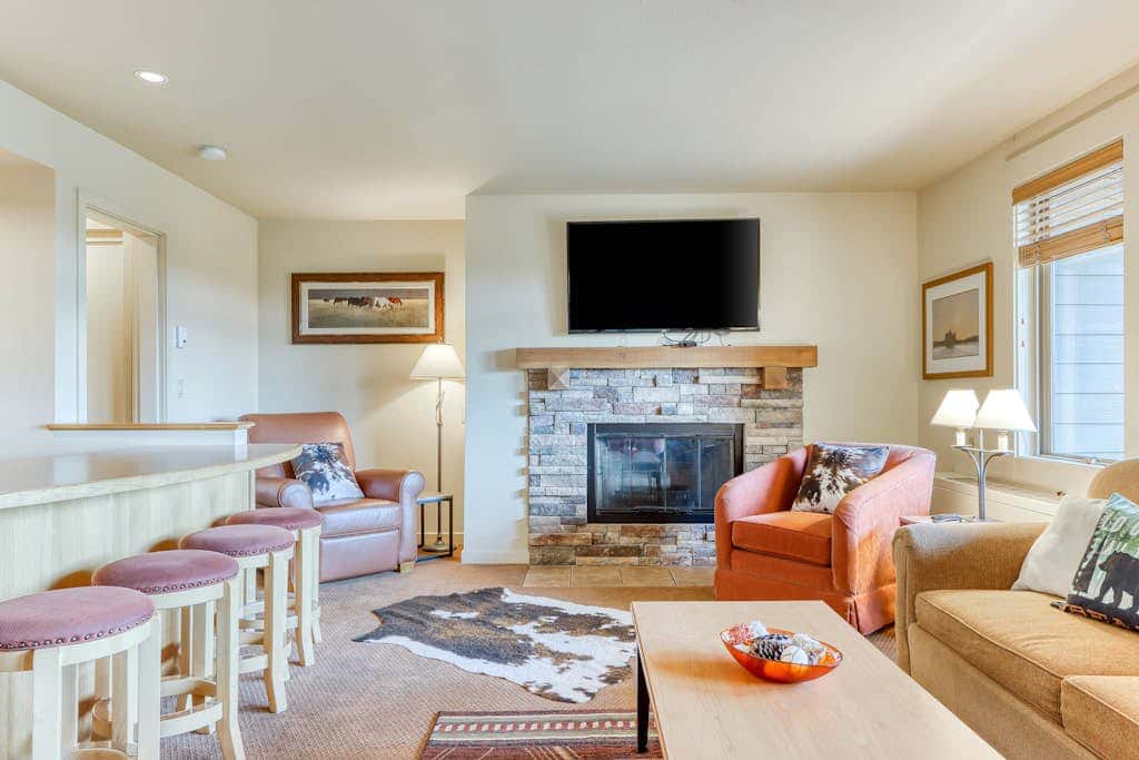 Third-floor retreat with treetop views, AC, pools, hot tubs, & sports courts