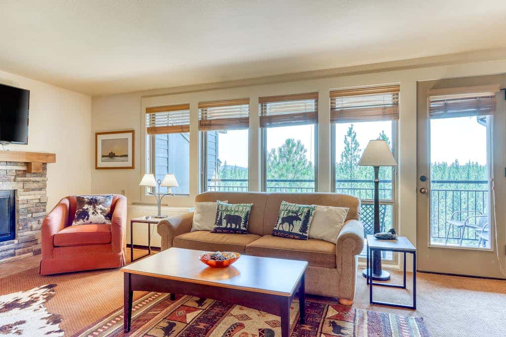 Third-floor retreat with treetop views, AC, pools, hot tubs, & sports courts