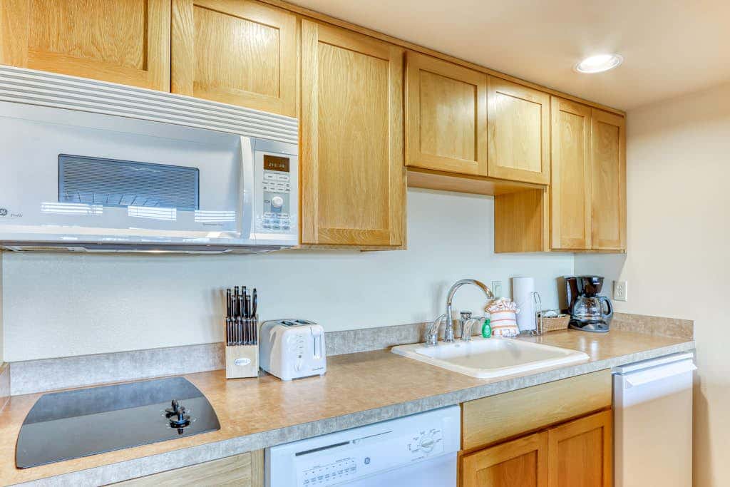 Third-floor retreat with treetop views, AC, pools, hot tubs, & sports courts