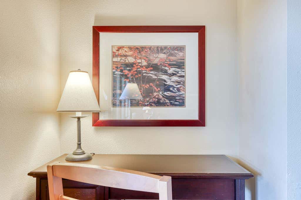 Third-floor retreat with treetop views, AC, pools, hot tubs, & sports courts