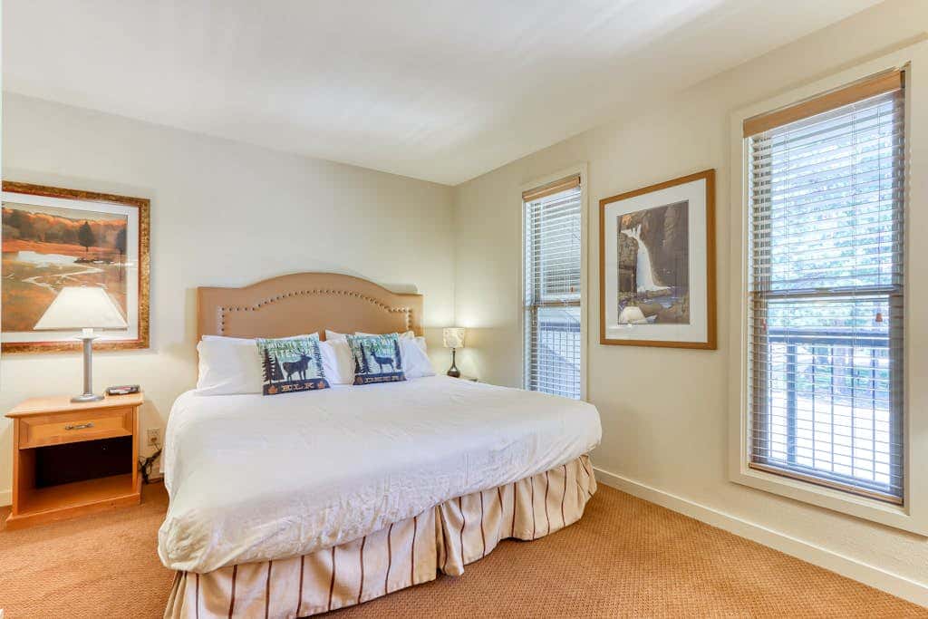 Third-floor retreat with treetop views, AC, pools, hot tubs, & sports courts