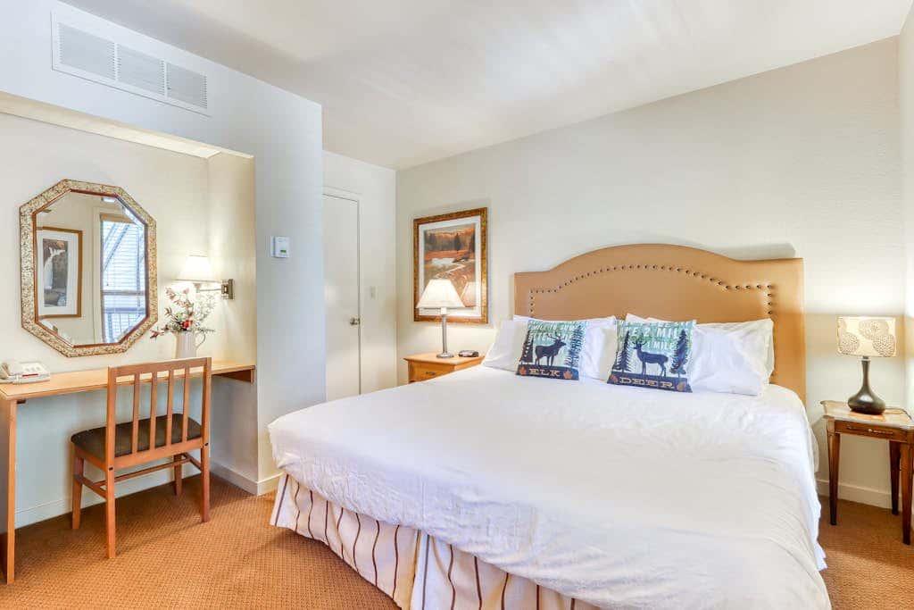 Third-floor retreat with treetop views, AC, pools, hot tubs, & sports courts