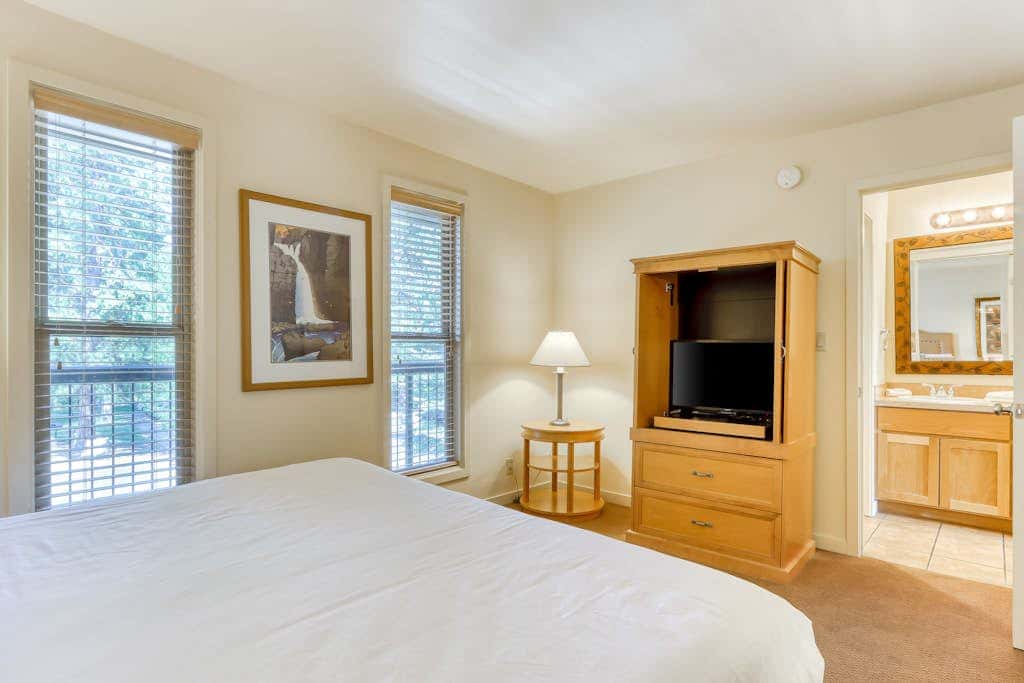 Third-floor retreat with treetop views, AC, pools, hot tubs, & sports courts