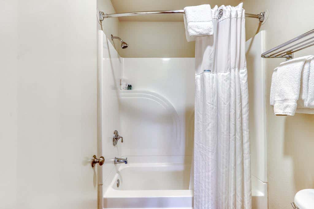 Third-floor retreat with treetop views, AC, pools, hot tubs, & sports courts