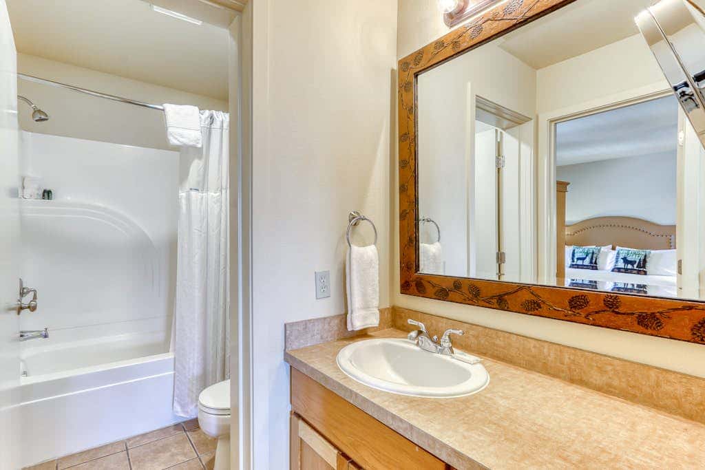 Third-floor retreat with treetop views, AC, pools, hot tubs, & sports courts