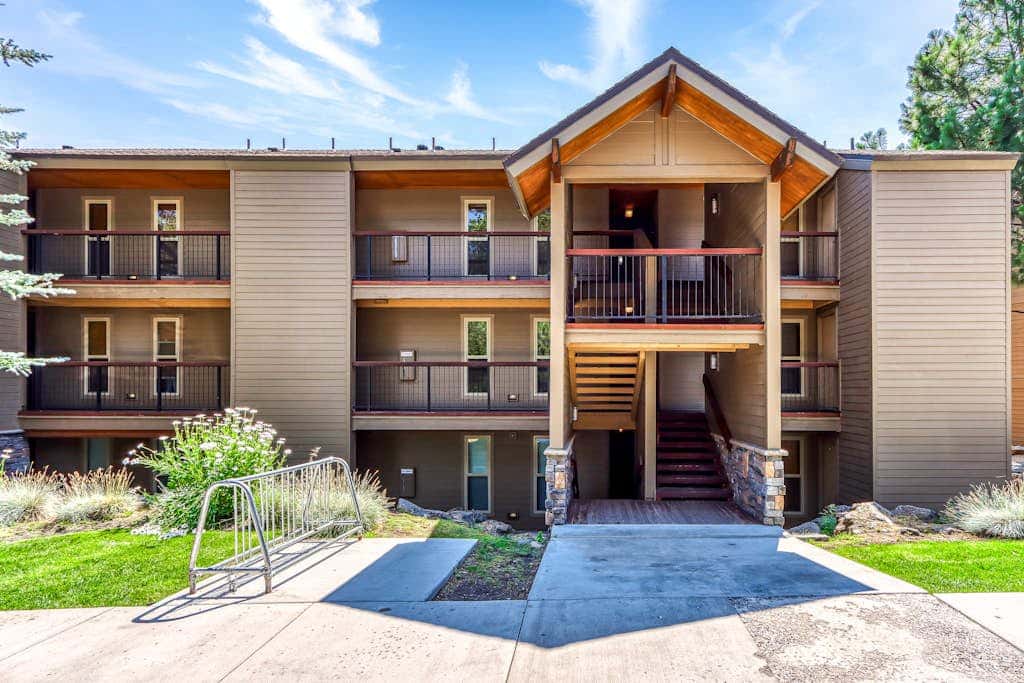 Third-floor retreat with treetop views, AC, pools, hot tubs, & sports courts