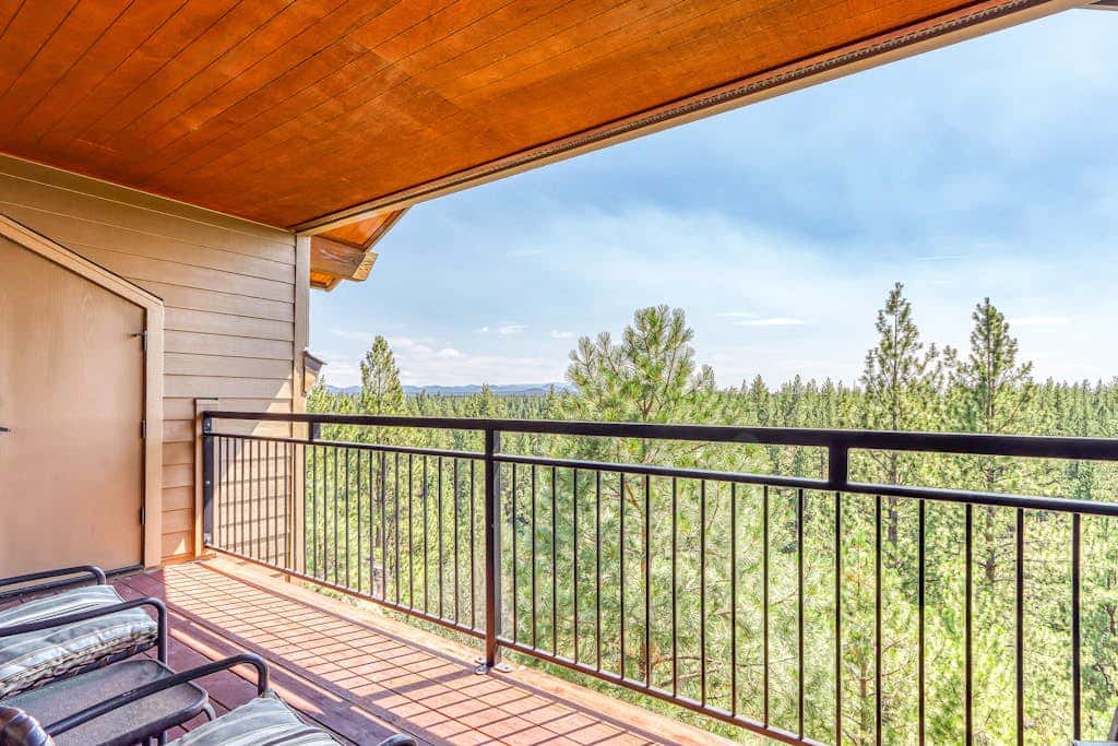 Third-floor retreat with treetop views, AC, pools, hot tubs, & sports courts