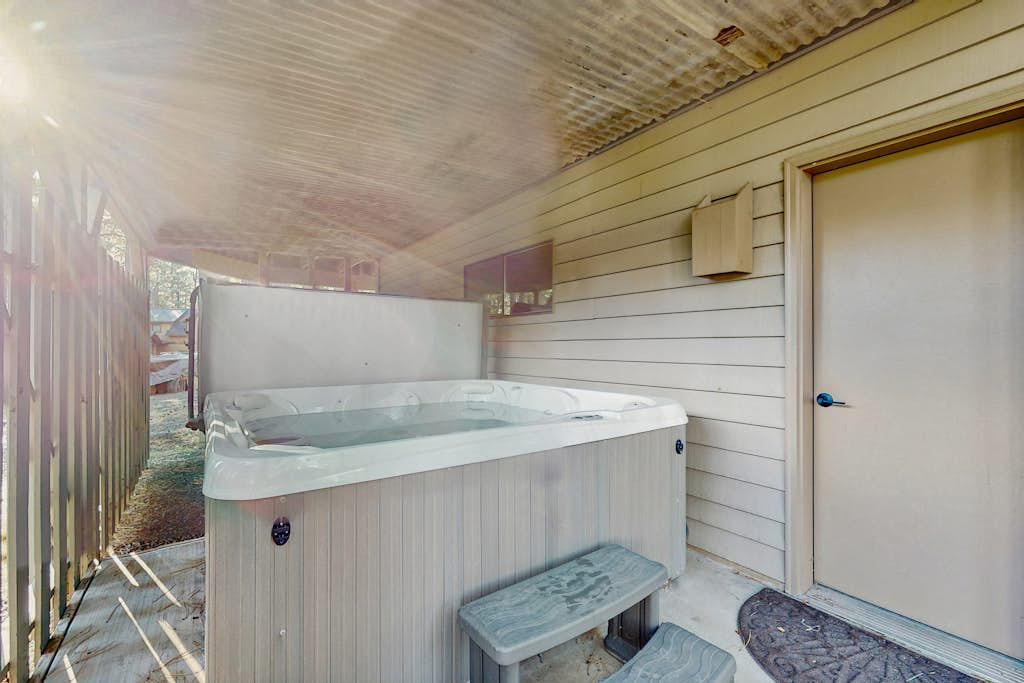 Whimsical tree-lined stay with wood stove, AC, shared amenities, and large deck