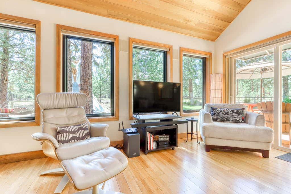 Home with a private hot tub, shared pool, & National Forest at your backdoor