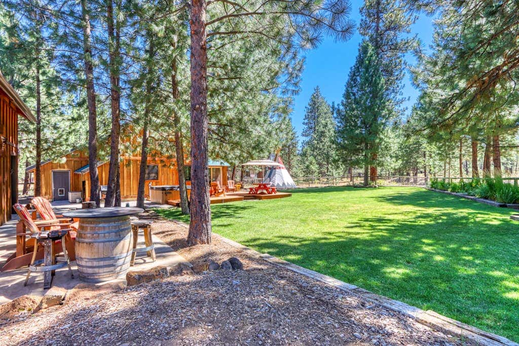 Home with a private hot tub, shared pool, & National Forest at your backdoor