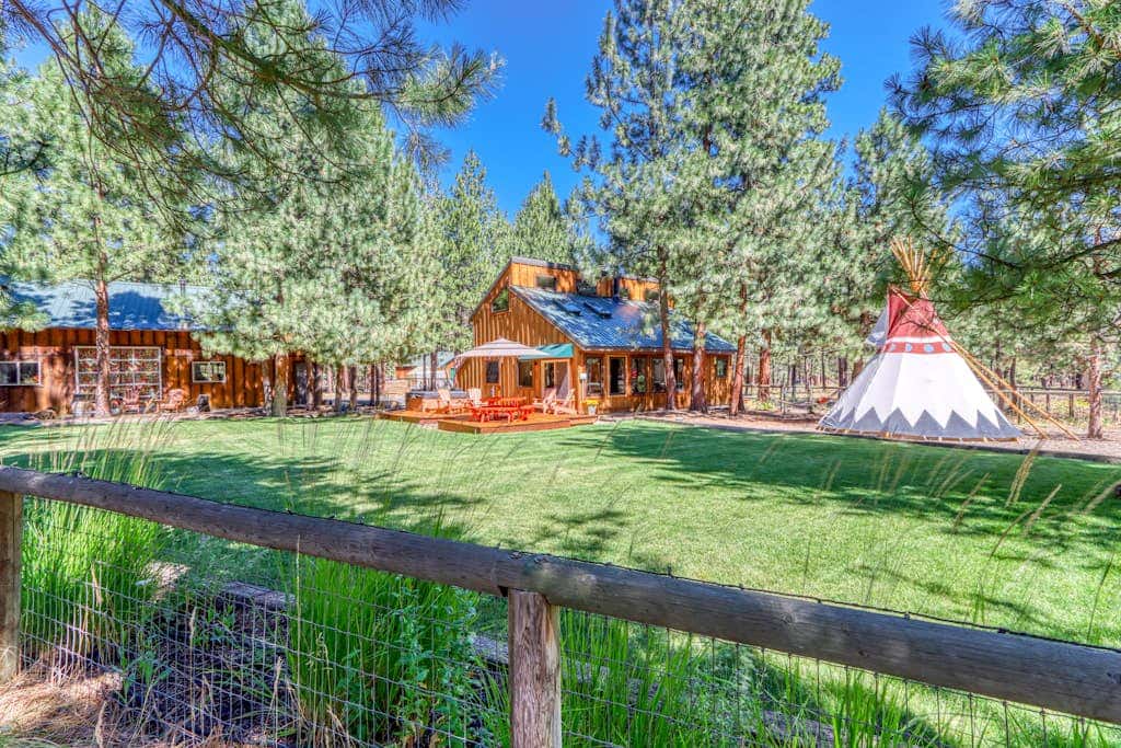 Home with a private hot tub, shared pool, & National Forest at your backdoor