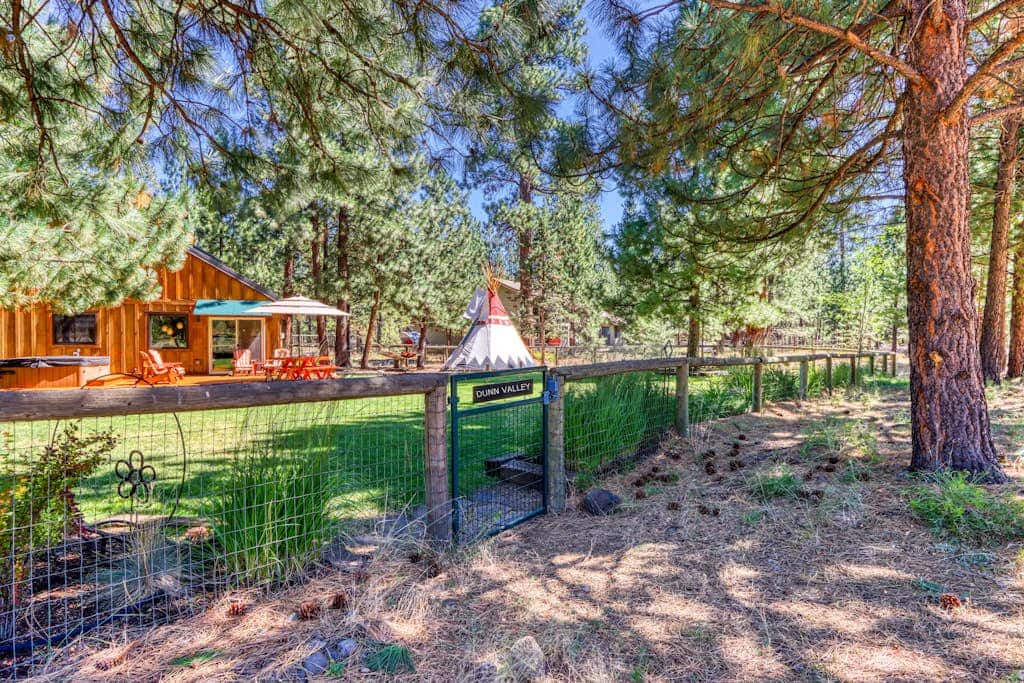 Home with a private hot tub, shared pool, & National Forest at your backdoor