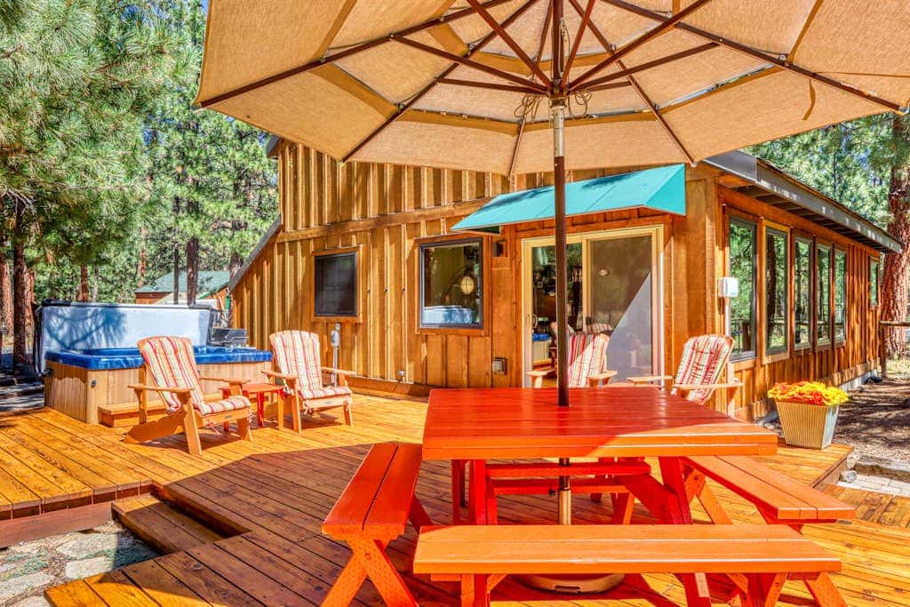 Home with a private hot tub, shared pool, & National Forest at your backdoor