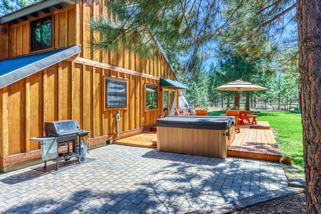 Home with a private hot tub, shared pool, & National Forest at your backdoor