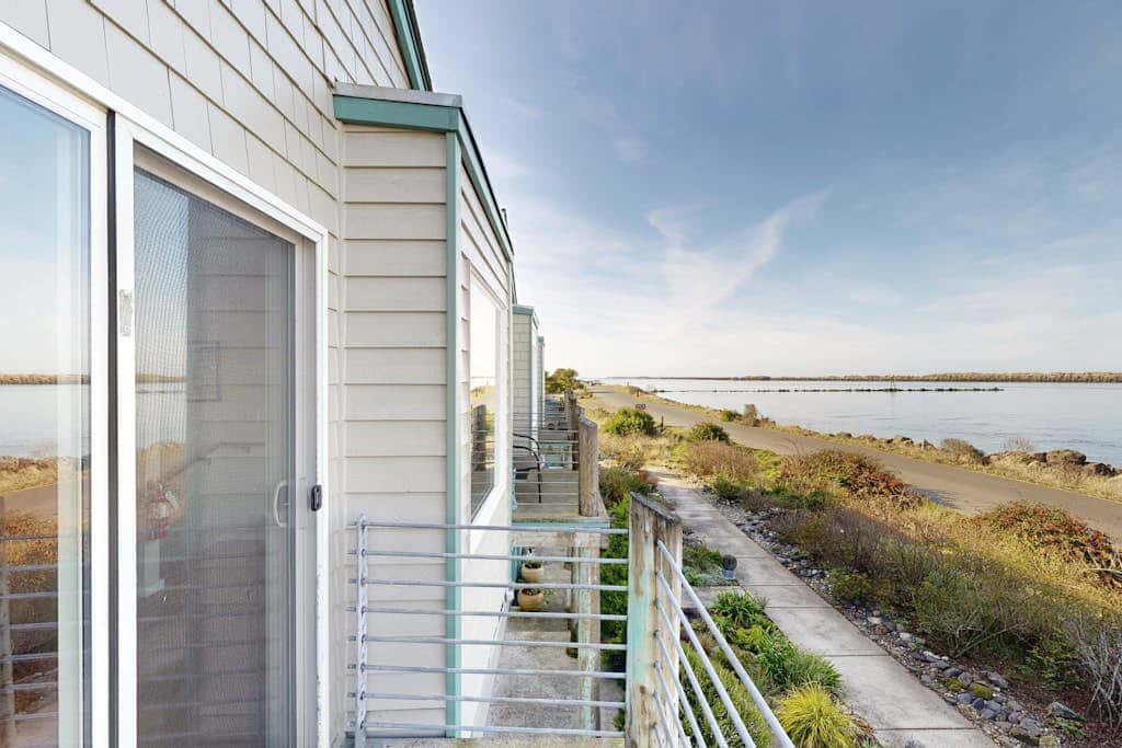Beautiful Bayfront Townhouse with Amazing Bridge Views, Next to the State Park
