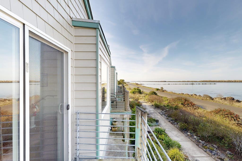 Beautiful Bayfront Townhouse with Amazing Bridge Views, Next to the State Park