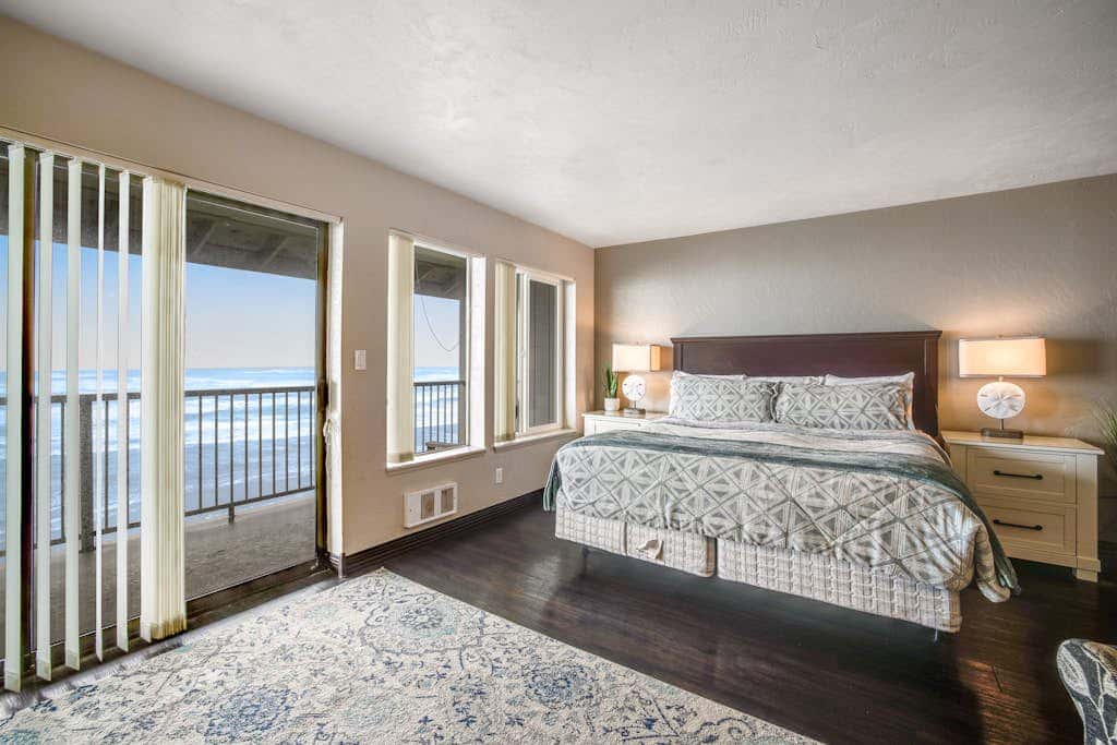Convenient oceanfront studio condo with ocean view and seasonal pool